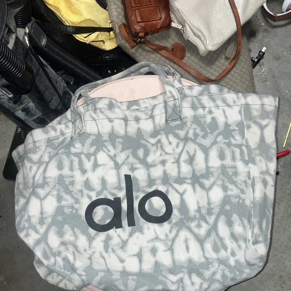 ALO Yoga Gray and White Tie-Dye Tote - Picture 1 of 3